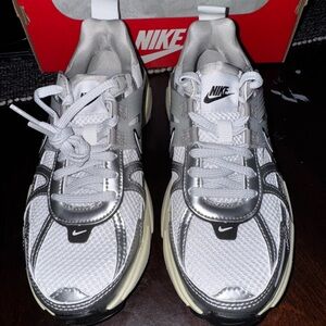 Nike V2K Run NEW
